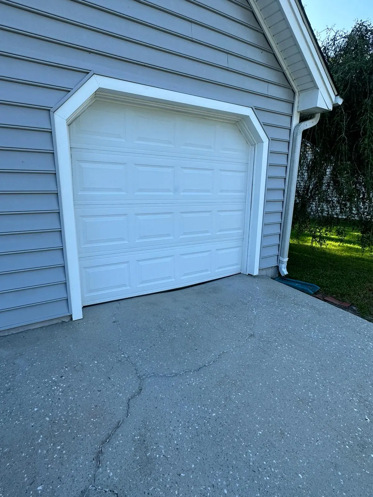Our 24/7 garage door emergency repair team remains on-call to rapidly travel to your location anywhere in the Charleston, SC area to quickly provide on-the-spot solutions to any garage door malfunction you might be experiencing.